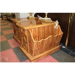 SET OF 2 WOODEN END TABLES INCL ONE WITH MAGAZINE