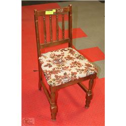 VINTAGE UPOLSTERED SIDE CHAIR