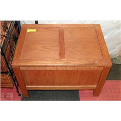 SMALL OAK CHEST