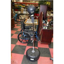 EVERLAST PUNCHING BAG WITH BASE