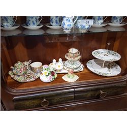 SHELF OF COLLECTABLE ROYAL WINTON CHINTZ & ROYAL ALBERT WHITE DOGWOOD CHINA
