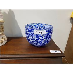 BLUE AND WHITE ART GLASS BOWL
