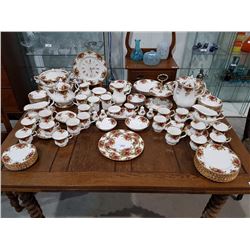 112 PIECE SET OF ROYAL ALBERT OLD COUNTRY ROSES CHINA