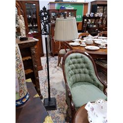 WROUGHT IRON FLOOR LAMP W/KNIGHT MOTIF