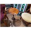 Image 1 : ROUND WALNUT PARLOUR TABLE