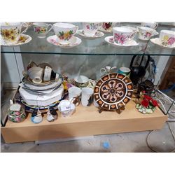SHELF OF COLLECTIBLE CHINA INCLUDING ROYAL CROWN DERBY IMARI PLATE