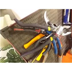 BUNDLE OF ASSORTED TOOLS