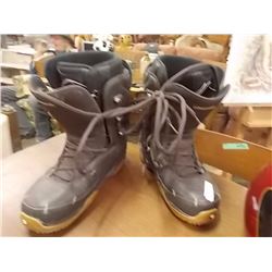 NORTHWAVE SZ 11 GENTLY USED SNOW BOARD BOOTS