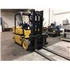 Image 2 : 12,500 Lb Capacity Caterpillar Fork Lift model T125D