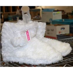 PAIR OF NEW WOMENS SLIPPERS SIZE 7-8