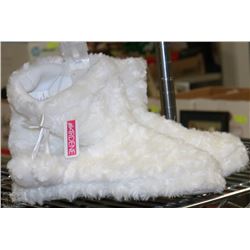 PAIR OF NEW WOMENS SLIPPERS SIZE 7-8