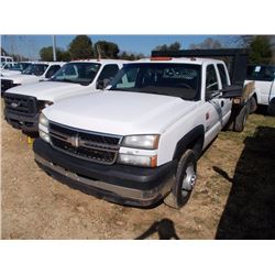 2006 CHEVROLET 3500 FLATBED TRUCK, VIN/SN:1GBJC33206F121924 - S/A, DURAMAX DIESEL ENGINE, A/T, CREW 