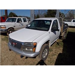 2005 GMC FLATBED TRUCK, VIN/SN:1GDDS146558131610 - GAS ENGINE, A/T, 8' FLATBED BODY, ODOMETER READIN
