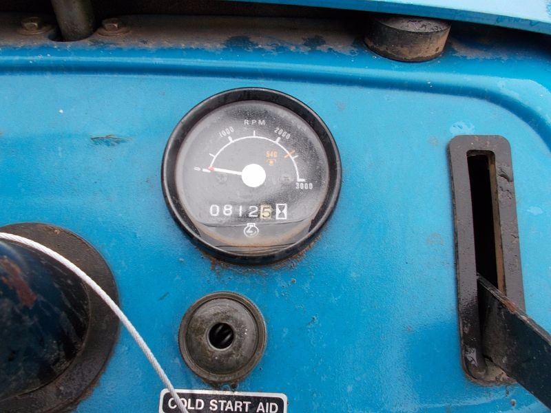 NEW HOLLAND 1715 FARM TRACTOR, 3 PTH, PTO, 5' ROTARY CUTTER, ROLLBAR