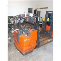 BT LSF 1250, 2 STAGE PALLET STACKER ELECTRIC FORKLIFT, 24V FERRO 510 BATTERY CHARGER