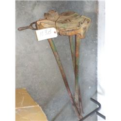 RIGID TRI STAND UNDER TABLE