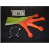 Image 2 : POISON DART TREE FROG WEARABLE SILICONE GLOVE WITH MAGNETIC BRACELET