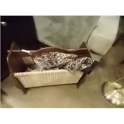 MAGAZINE HOLDER WITH BLANKET