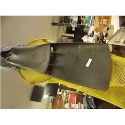 PAIR OF FLIPPERS - COMPRO