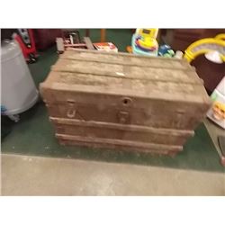 VINTAGE STEAMER TRUNK