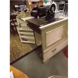 VINTAGE SINGER SEWING MACHINE IN CABINET WITH 1 DRAWER
