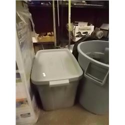 TOTE WITH LID - RUBBER MAID