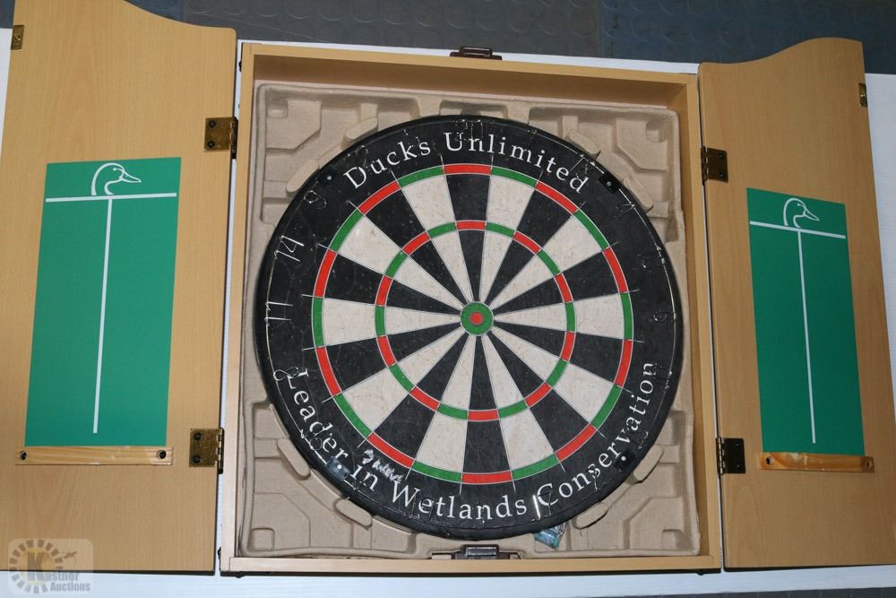 DUCKS UNLIMITED DART BOARD IN WOODEN CASE