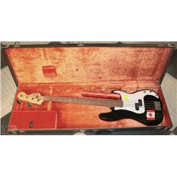 SQUIRE BASE BY FENDER BLACK WITH HARDCASE