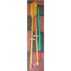 PAIR WOOD OARS AND FISHING ROD