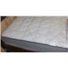 Image 1 : SEALY QUEEN SIZE MATTRESS WITH BOXSPRING