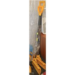 LOT W/2 MEDIUM SHOVELS & 1 ICE SCRAPER