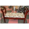 Image 1 : VINTAGE ESTATE NEEDLEPOINT HALL BENCH