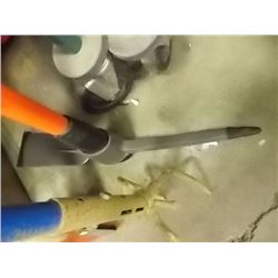 NEW FIBRE GLASS HANDLE PICK / MADCOCK - 5LB