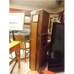 VINTAGE WESTING HOUSE CLOCK WITH BUILT IN RADIO ON THE SIDE - RADIO TESTED AND WORKING WITH NEW TUBE