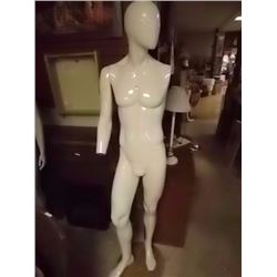 MANNEQUIN - LIFE SIZE - FEMALE - HEAD AND 1 ARM