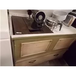 VINTAGE SINGER SEWING MACHINE IN CABINET WITH 1 DRAWER
