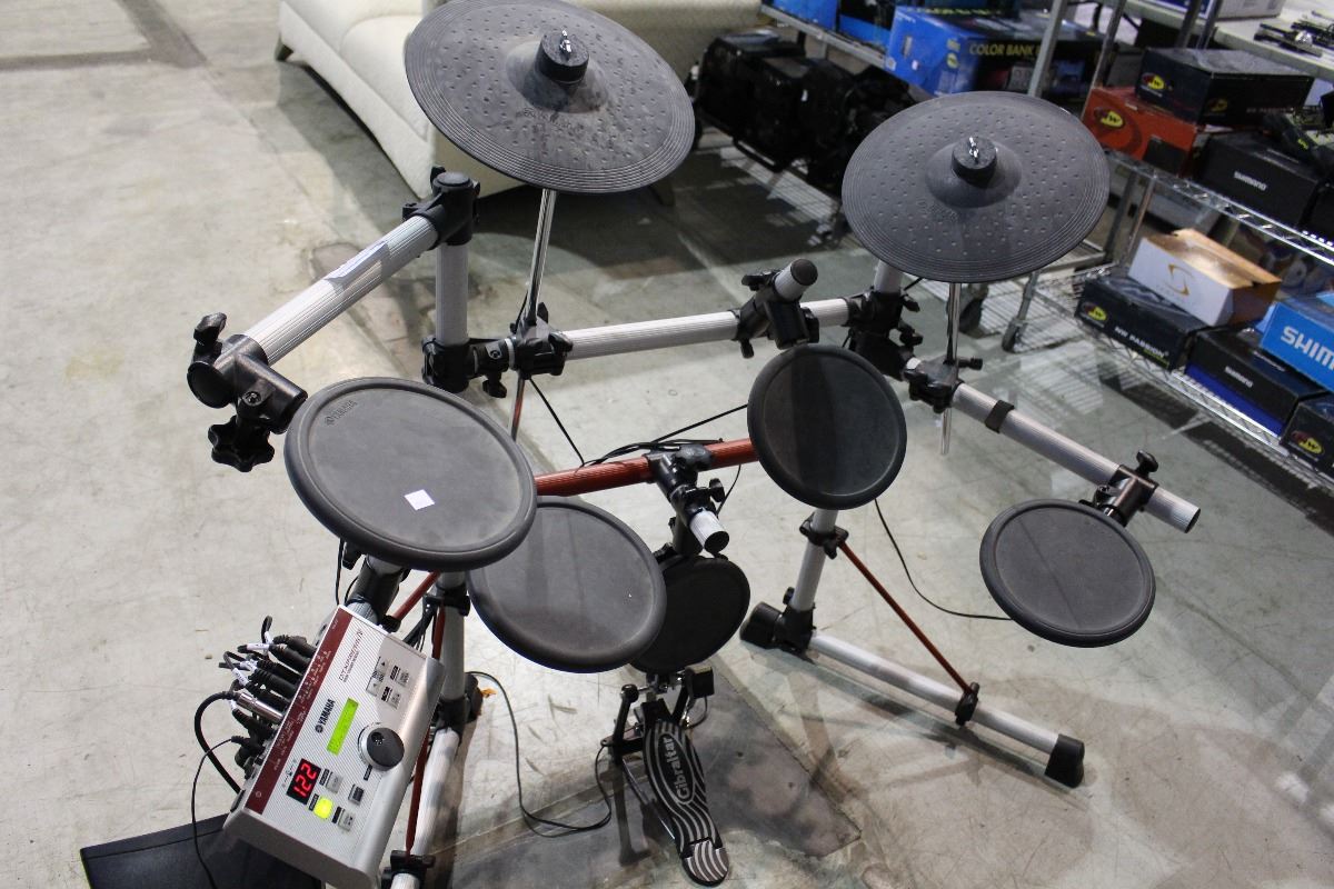 YAMAHA DTXPRESS SYNTHETIC DRUM KIT WITH 6 DRUMS, 2 CYMBALS AND 2 PEDALS
