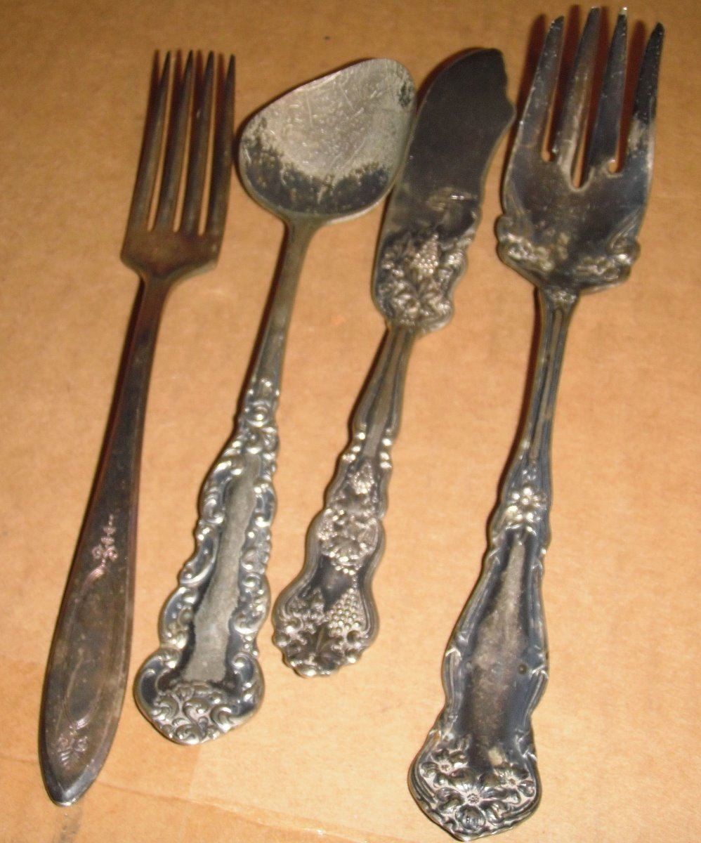 2 forks, 1 butter knife 1 triangular spoon