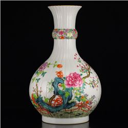 Chinese Qing Dynasty Gilt Edges Famille Rose Porcelain Vase