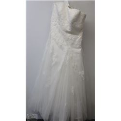 BRAND NEW WEDDING GOWN WITH LACE SIZE UNKNOWN