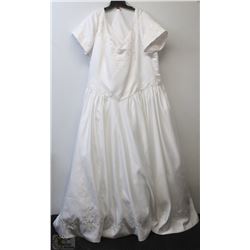 SIZE 32 NEW WEDDING GOWN W/ TRAIN