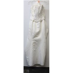 SIZE 6 NEW STRAPLESS WEDDING GOWN W/ TRAIN
