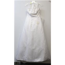 SIZE 14 NEW WEDDING GOWN WHITE EMBROIDERED W/TRAIN