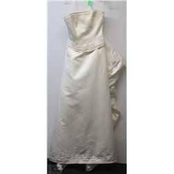 SIZE 8 NEW WEDDING GOWN W/ EMBROIDERED TRAIN