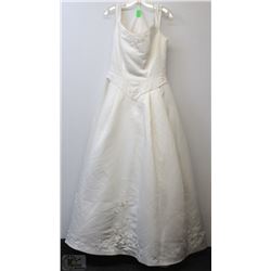 SIZE 8 NEW 2PC WEDDING GOWN LARGE EMBROIDERED