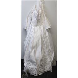 SIZE 16 NEW LACE & SATIN WEDDING GOWN W/ SLEEVES