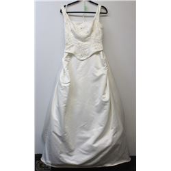 SIZE 12 NEW EMBROIDERED & BEADED TOP WEDDING GOWN