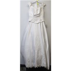 SIZE 10 NEW BEADED/ EMBROIDERED WEDDING GOWN WITH