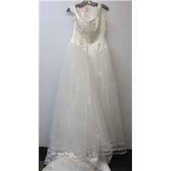 SIZE 10 NEW EMBROIDERED LACE WEDDING GOWN
