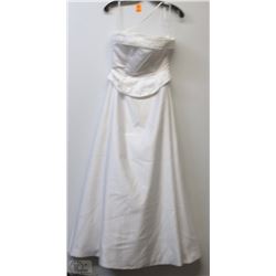 SIZE 8 NEW STRAPLESS BEADED TOP WEDDING GOWN